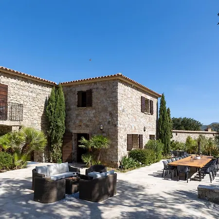 מלון Domaine Du Reginu 4*