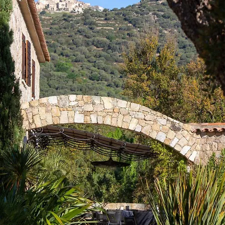 Domaine Du Reginu מלון 4*