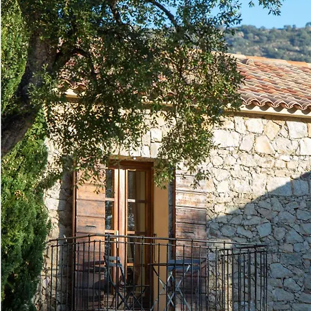 Domaine Du Reginu מלון