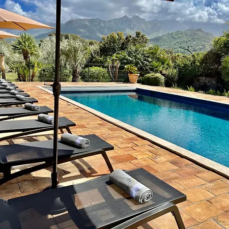 Domaine Du Reginu מלון 4*
