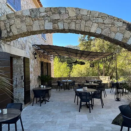 Domaine Du Reginu מלון 4*