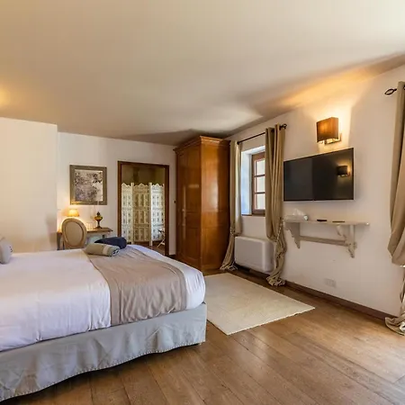 מלון Domaine Du Reginu 4*