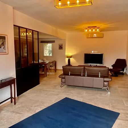 מלון Domaine Du Reginu 4*
