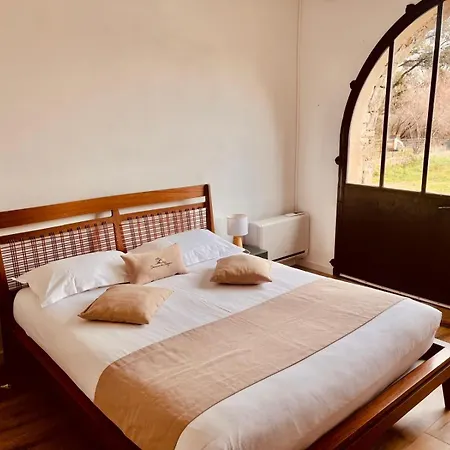 Domaine Du Reginu מלון 4*