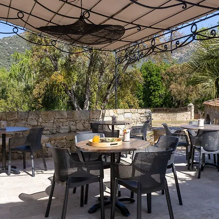 Otel Domaine Du Reginu 4*